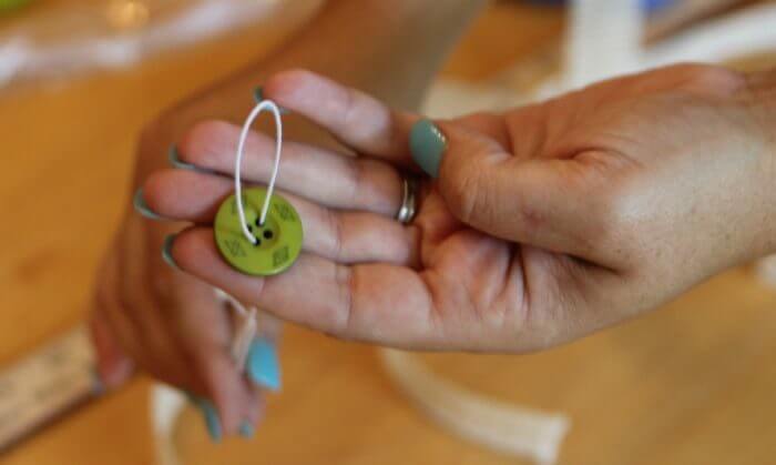 how to make burlap flowers thread wire through the button