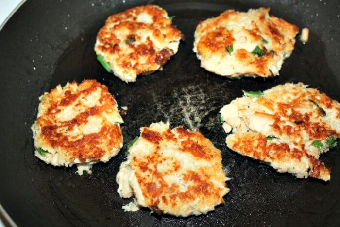 Tasty low calorie fried tuna cakes recipe with green onions, bread crumbs, old bay seasoning and egg whites.