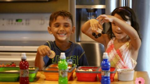 Do you often wonder what food to pack on your kids lunch boxes just to make sure they will eat them? Read my tips and secret on how to get your kids to eat lunch.