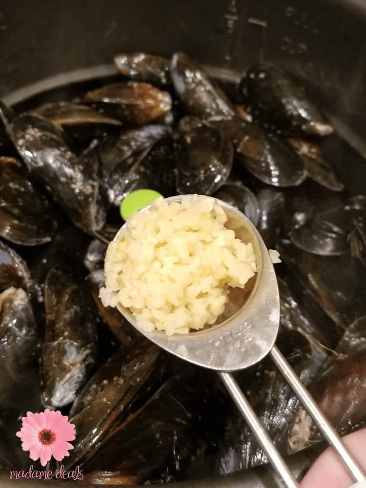 How to cook mussels? I have a super easy mussels recipe for the pressure cooker that will make sure you and your family can enjoy a gourmet like meal at home that's cheap and quick to make.