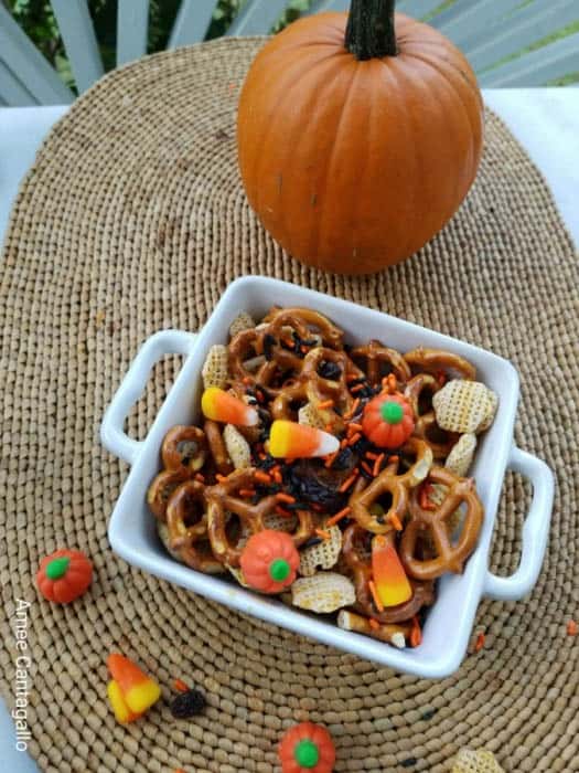 Yummy Halloween snack mix. A great fall snack for kids and perfect for Halloween parties.