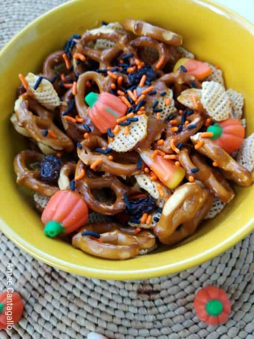 Yummy Halloween snack mix. A great fall snack for kids and perfect for Halloween parties.