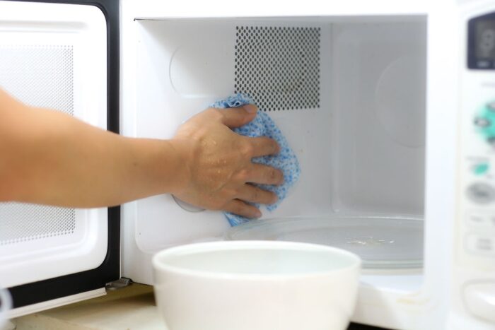 How to clean the microwave using baking powder
